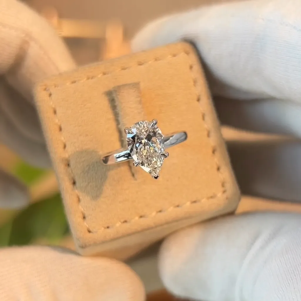 Lab Pear 2.5ct