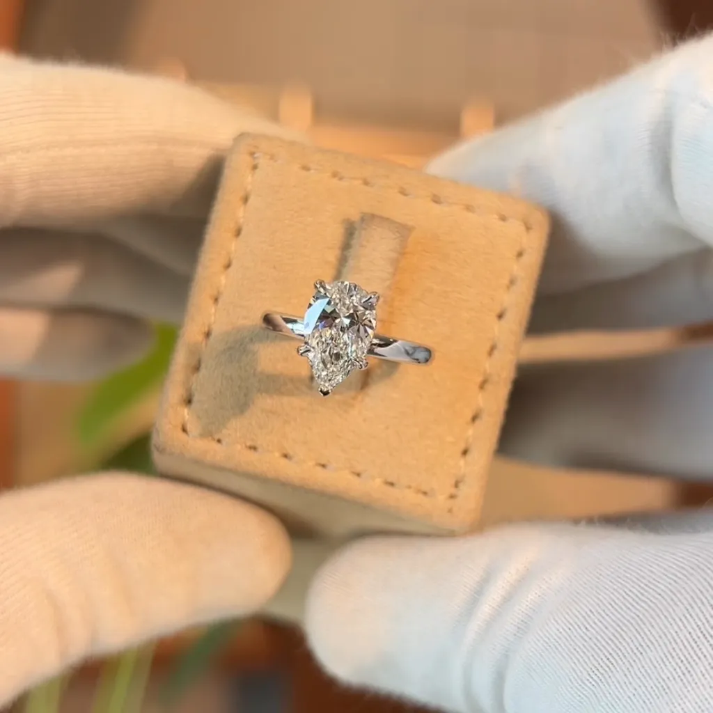 Lab Pear 2.5ct