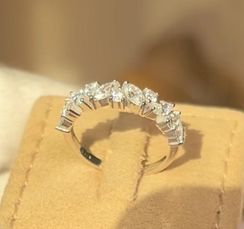 Jana Zaatar Diamond band 3.15 grams 18k gold 