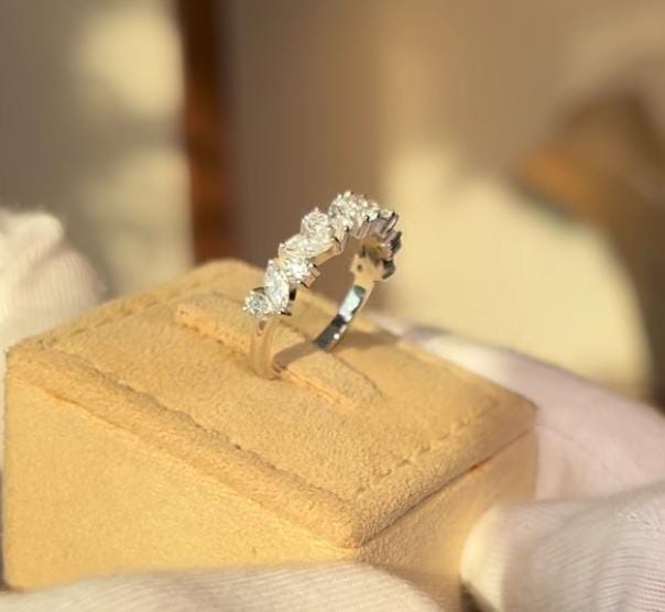 Jana Zaatar Diamond band 3.15 grams 18k gold 