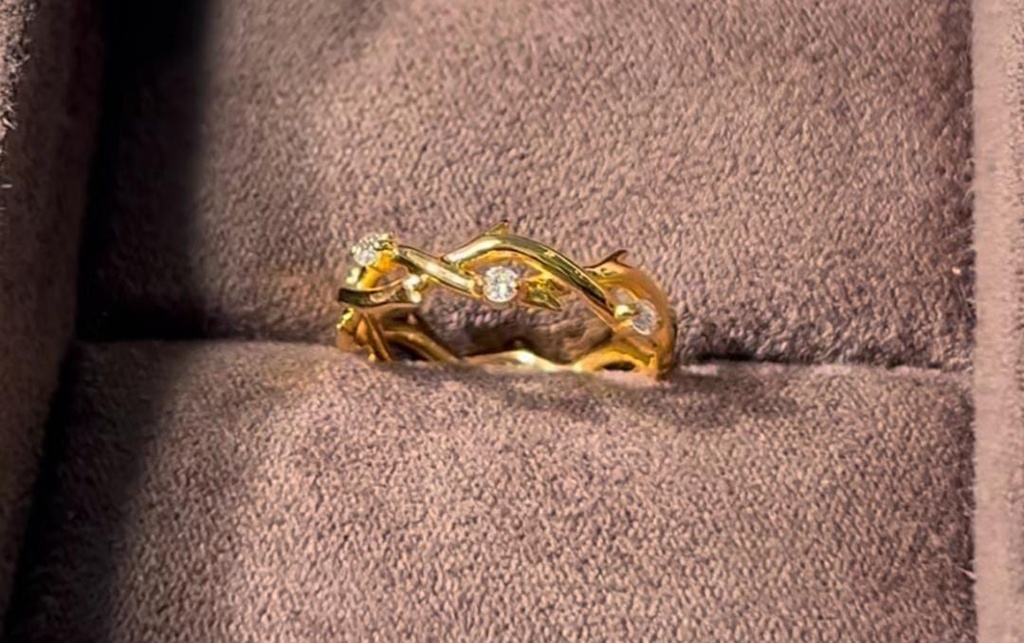 Dalal Alotaibi Leaves 21k yellow gold  ring with diamond natural  2.46 grams 21 k gold &  0.03 ct natural diamond.