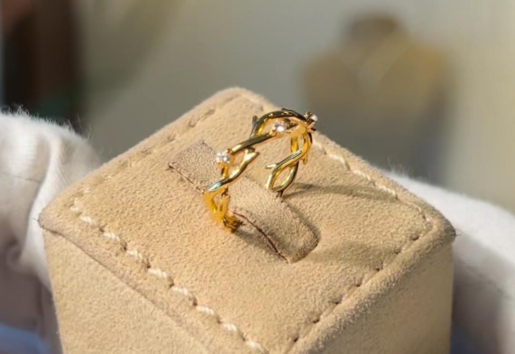 Dalal Alotaibi Leaves 21k yellow gold  ring with diamond natural  2.46 grams 21 k gold &  0.03 ct natural diamond.